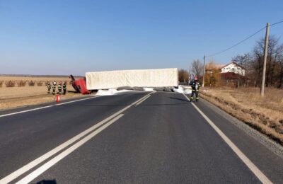 Un TIR cu 24 de tone de azotat de amoniu s-a răsturnat la Ţăndărei