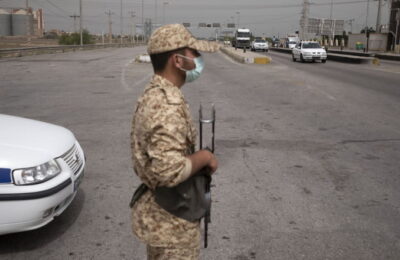 Un iranian s-a plimbat pe stradă cu capul soției sale în mână.