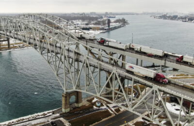 Poliția a alungat ultimii protestatari de pe podul Ambassador