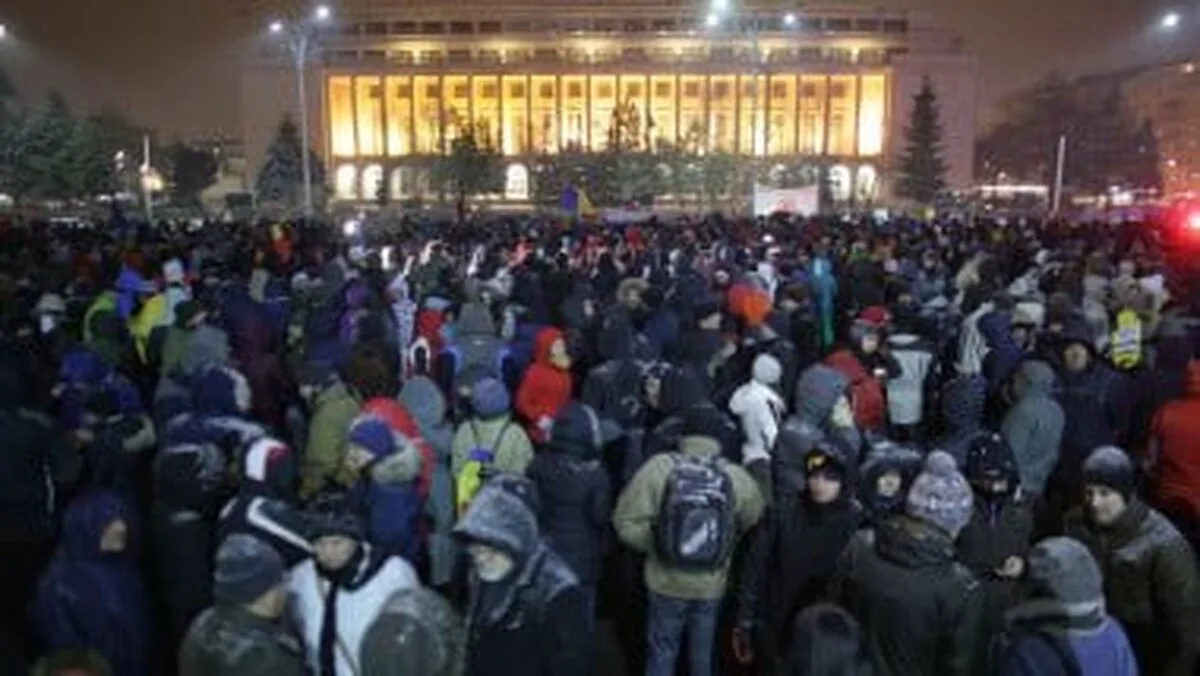 Militarii și polițiștii ies în stradă