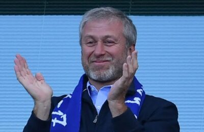 Un cunoscut miliardar dorește să cumpere clubul Chelsea de la Roman Abramovici