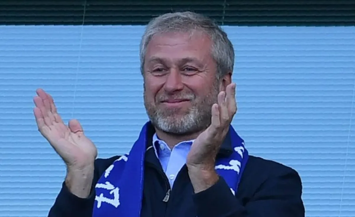 Un cunoscut miliardar dorește să cumpere clubul Chelsea de la Roman Abramovici
