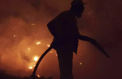 Pompierii români care luptă cu flăcările în Franța sunt extenuați