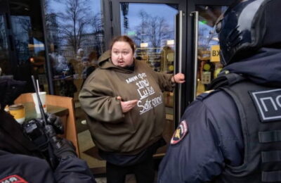 Un rus s-a legat de ușa unui McDonald’s din Moscova