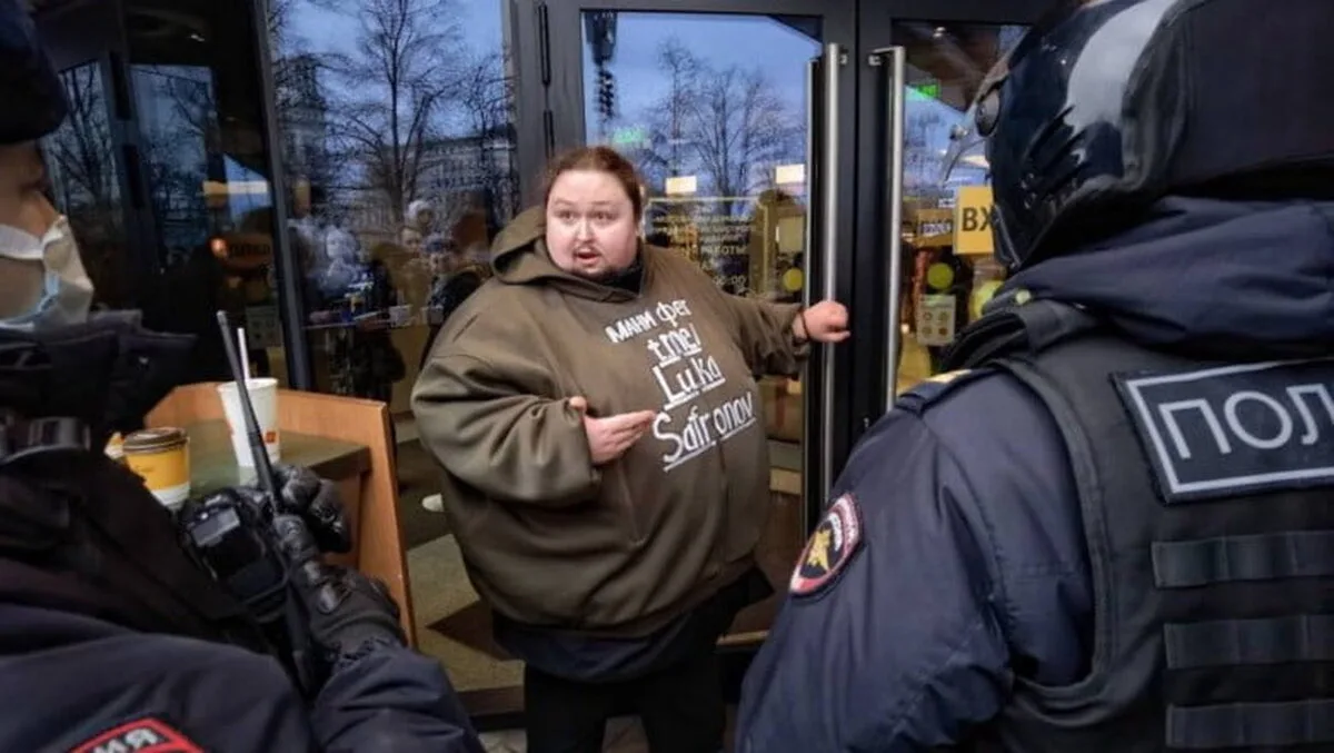 Un rus s-a legat de ușa unui McDonald’s din Moscova