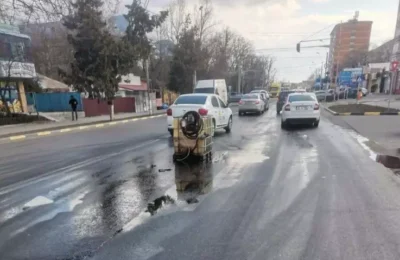 Un gălățean a cumpărat o tonă de motorină, apoi s-a răsturnat cu rezervorul de plastic pe șosea