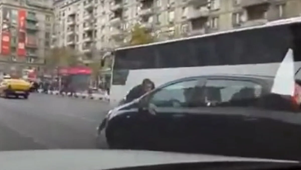 Femeia care a condus doi kilometri prin centrul Bucureștiului cu un bărbat agățat de capotă