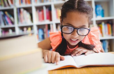 Cărți Pentru Copii și Adolescenți – Titluri Educative Care îi Vor Motiva pe Cei Mici să Uite de Dispozitive