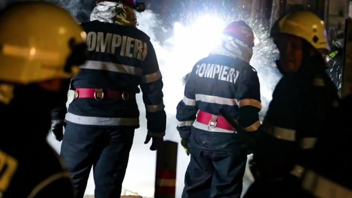 Explozie puternică urmată de incendiu la un bloc din Constanța
