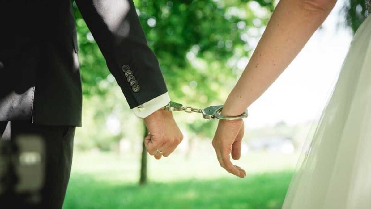Mireasă arestată pentru că le-a pus canabis în mâncare invitaților la nuntă
