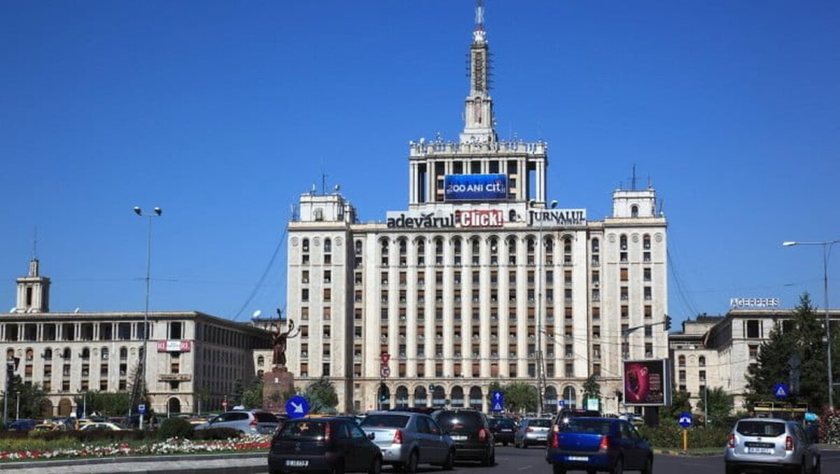 O femeie a murit după ce a căzut de pe Casa Presei din București