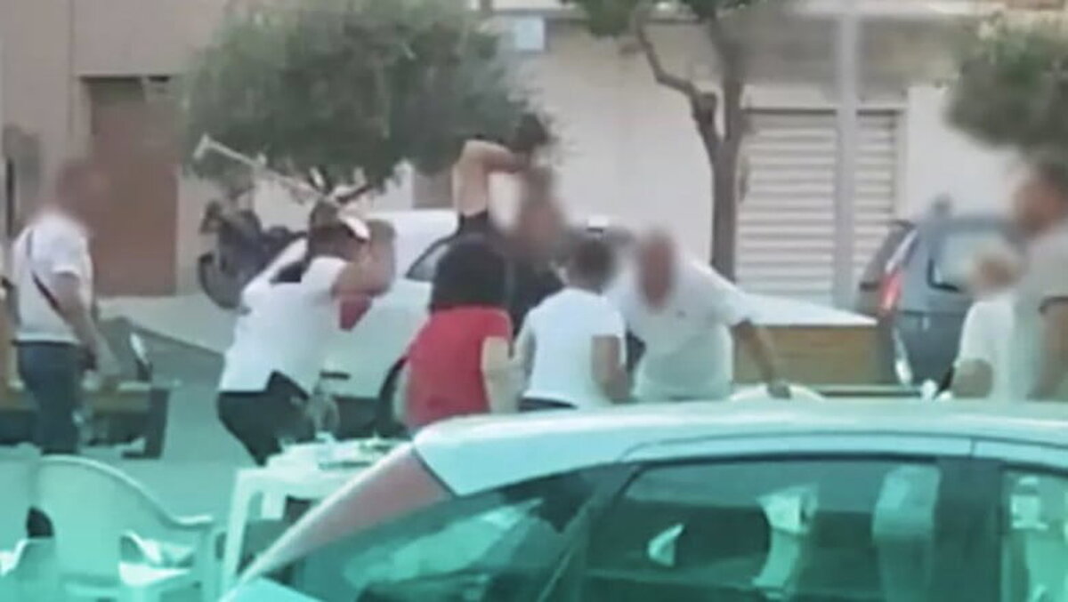 Mai mulți români și bulgari s-au tăiat cu sticle sparte lângă o biserică din Italia