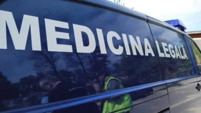 Bărbat găsit pe un câmp din Ilfov, spânzurat de bara de pe plafonul autoturismului