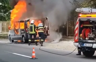 Un microbuz a luat foc în mers