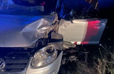 O tânără de 20 de ani a intrat cu mașina într-o autoutilitară