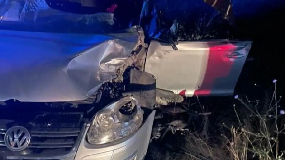 O tânără de 20 de ani a intrat cu mașina într-o autoutilitară