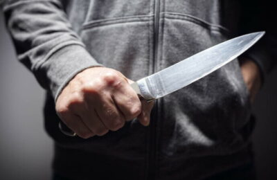 O fată de 12 ani cu răni grave a mers un kilometru și jumătate pentru a cere ajutor, după ce tatăl i-a omorât sora