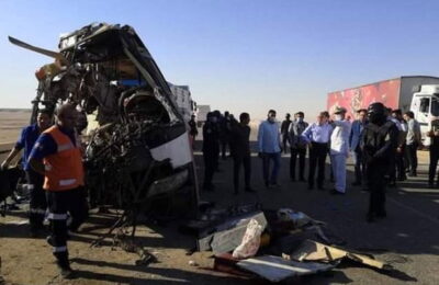 Peste 20 de morți și mai mulți răniți după ce un autobuz a intrat într-un camion