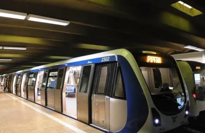 O femeie s-a aruncat în faţa metroului în staţia Piaţa Victoriei