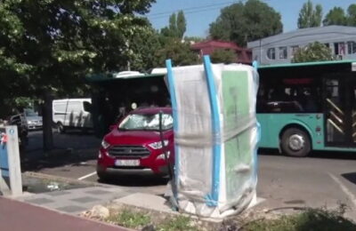 Staţiile pentru maşinile electrice, nefuncţionale din cauza unei gafe a muncitorilor