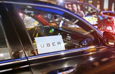 Patru persoane au plătit 900 de euro pe un Uber după ce zborul lor a fost anulat