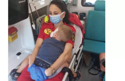 Un copil de 3 ani, sfâșiat de câinele familiei