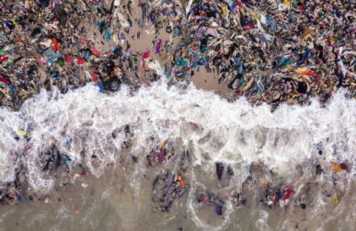 Mormane uriașe de haine pe o plajă, în Africa