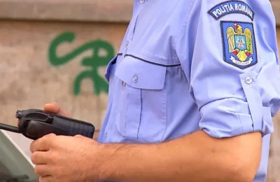 Poliţist în stare gravă după ce a fost lovit cu bolovani în cap