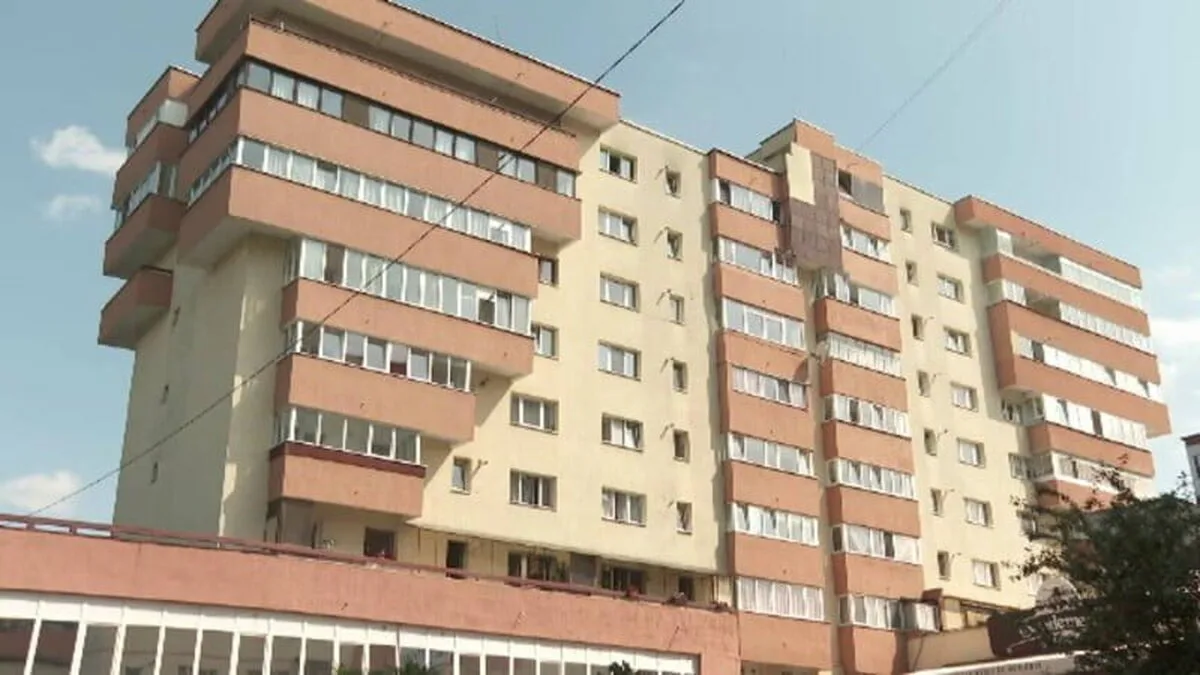 O tânără de 18 ani a murit după ce a căzut de la etaj, dintr-un bloc de locuinţe din Cluj