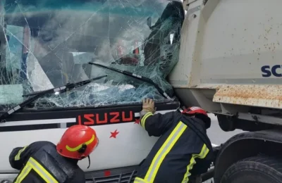 Autocar în care se aflau 17 copii, implicat într-un accident rutier