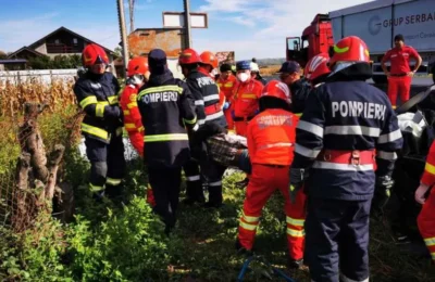 Un şofer a murit după ce a intrat cu maşina într-un TIR