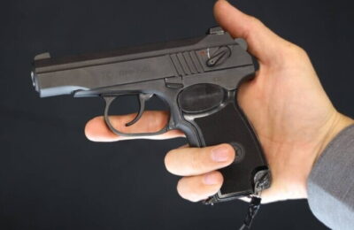 Un tânăr de 18 ani a intrat într-o locuinţă din Drobeta-Turnu Severin şi a tras mai multe focuri de armă