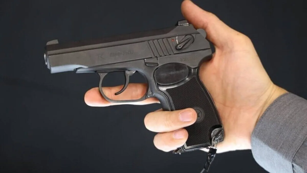 Un tânăr de 18 ani a intrat într-o locuinţă din Drobeta-Turnu Severin şi a tras mai multe focuri de armă