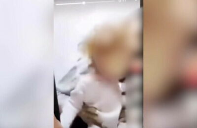 Filmare în care o femeie pare că îi dă vodcă unui bebeluș