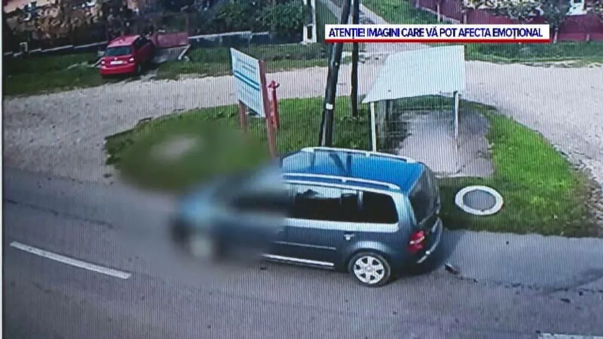 În lipsa trotuarelor și a trecerilor de pietoni, un copil a fost izbit de o mașină în timp ce traversa