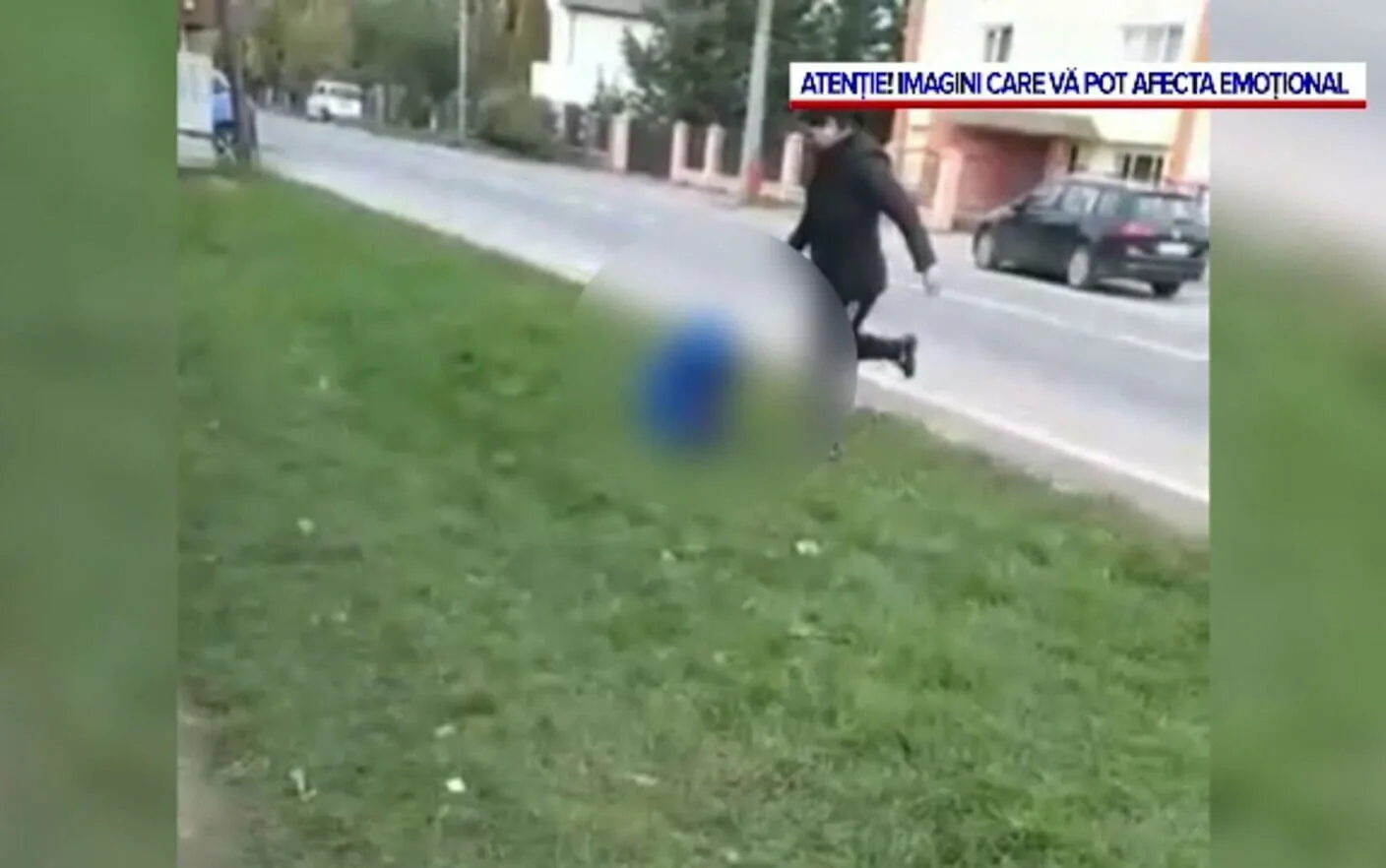 O mamă a fost filmată când își bătea copilul în fața unei școli, în Sighetu Marmației.