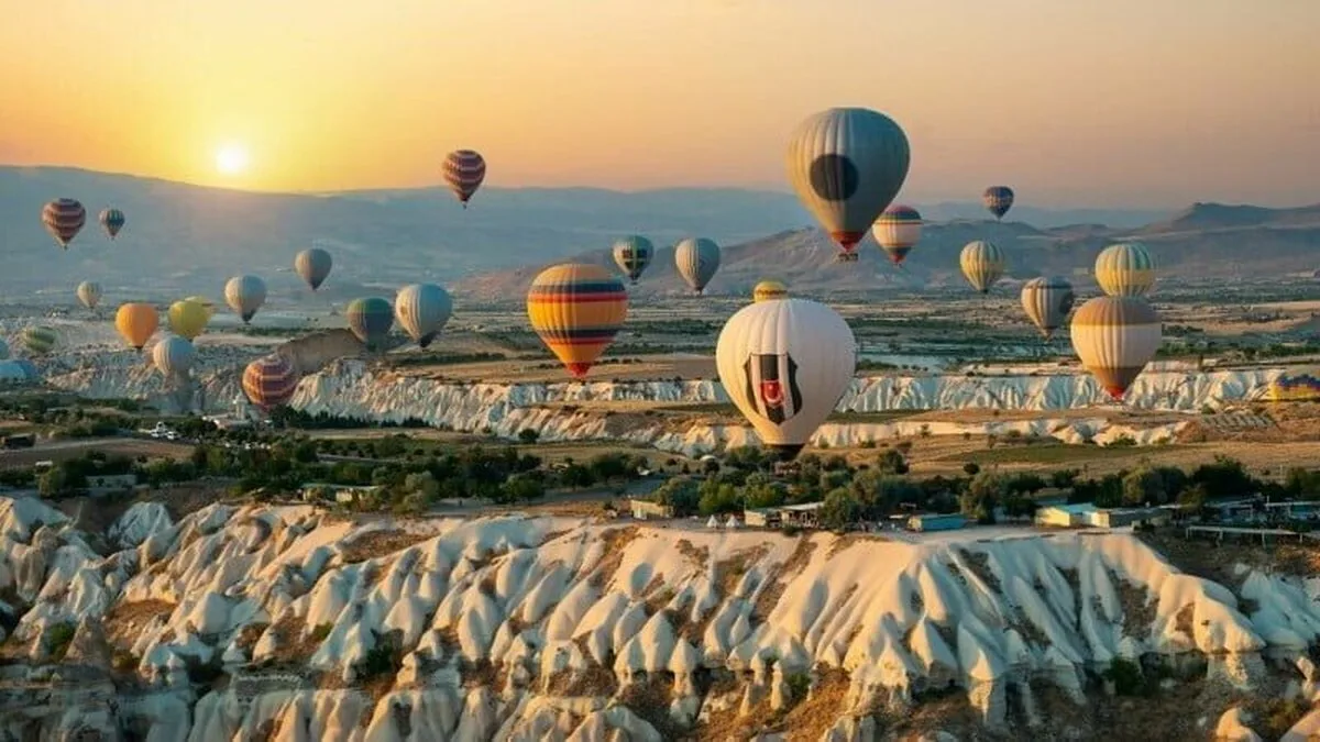 Doi turiști au murit, iar alți trei au fost răniți, după ce balonul în care se aflau s-a prăbușit