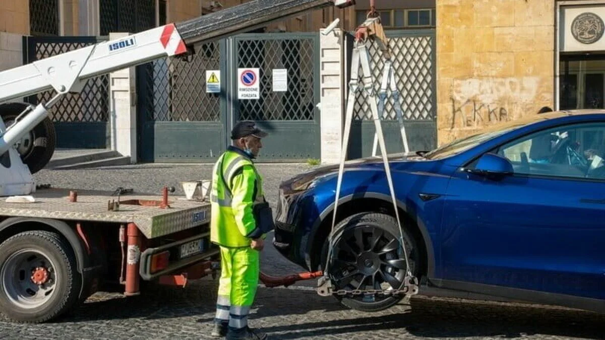 Poliția va putea ridica mașinile parcate neregulamentar pe trotuar.