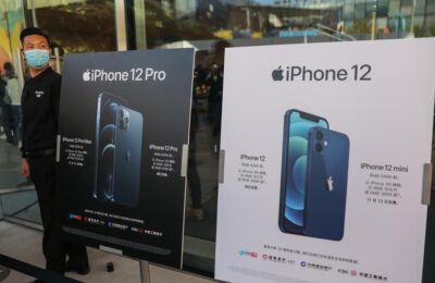 Chineză   Sute de muncitori protestează la cea mai mare fabrică a Apple din China