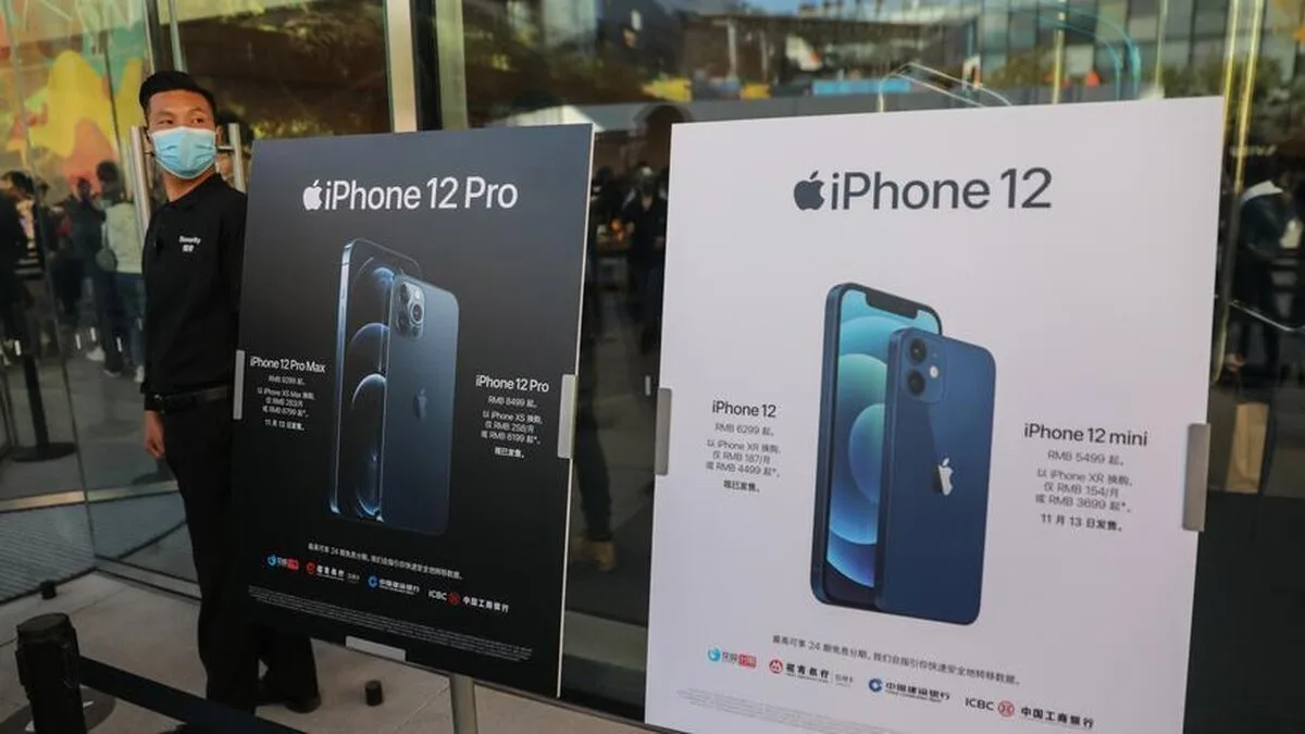 Chineză   Sute de muncitori protestează la cea mai mare fabrică a Apple din China