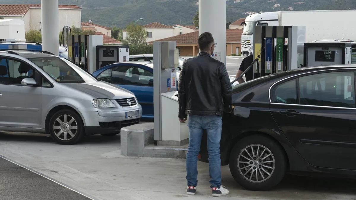 Prețul benzinei   Prețul combustibilului crește pentru a treia săptămână consecutiv