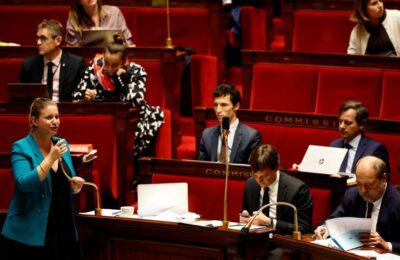 Parlamentul francez aprobă includerea dreptului la avort în Constituție