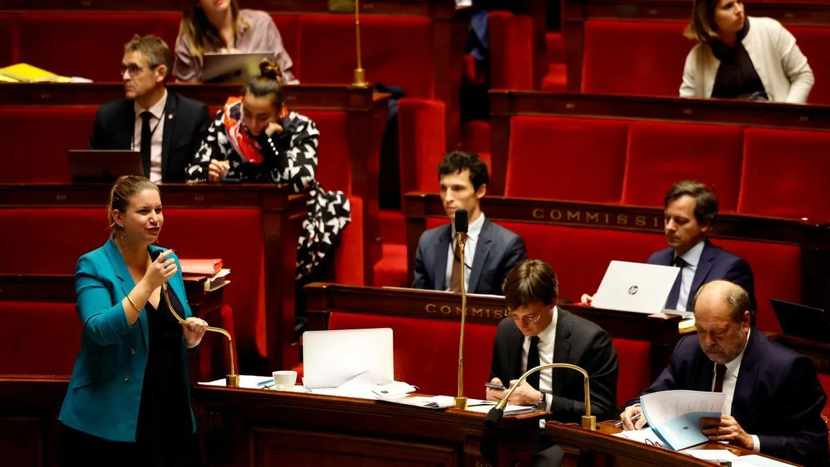 Parlamentul francez aprobă includerea dreptului la avort în Constituție