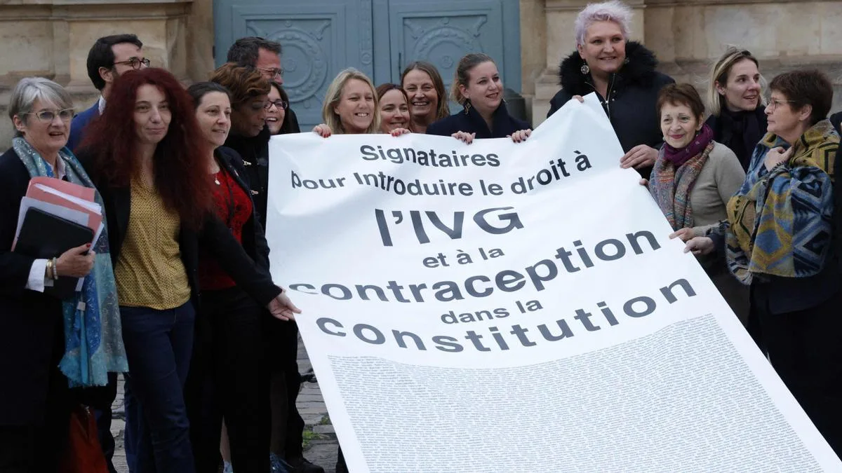 Parlamentul francez aprobă includerea dreptului la avort în Constituție