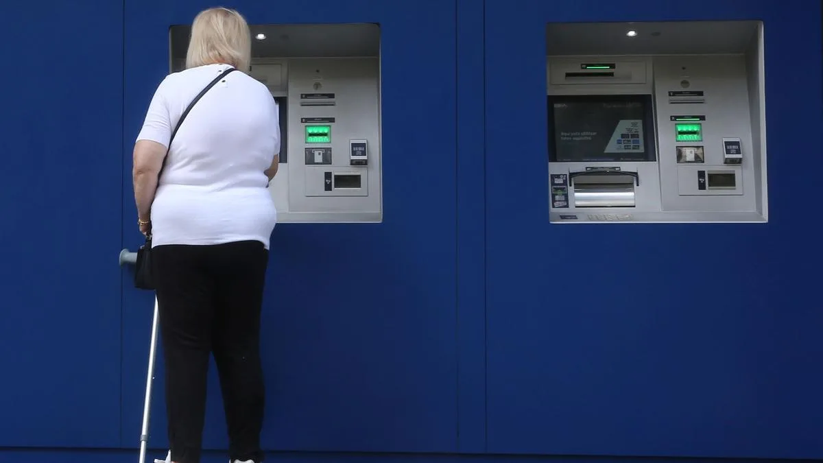Sfaturi ale poliției pentru bătrânii noștri să retragă în siguranță bani de la bancomat