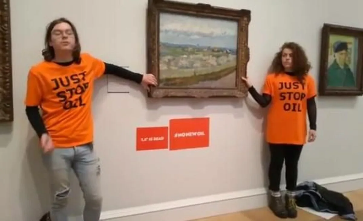 Doi activiști „Just Stop Oil” găsiți vinovați de cauzarea pagubelor pentru că s-au lipit de un tablou Van Gogh