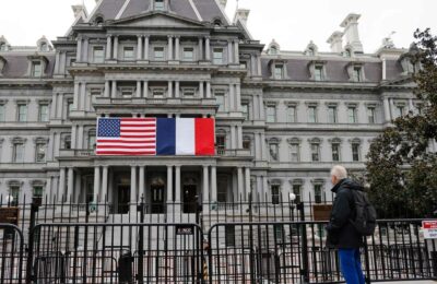 Macron încearcă să atenueze protecționismul lui Biden