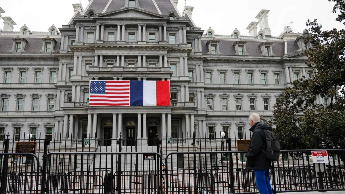 Macron încearcă să atenueze protecționismul lui Biden
