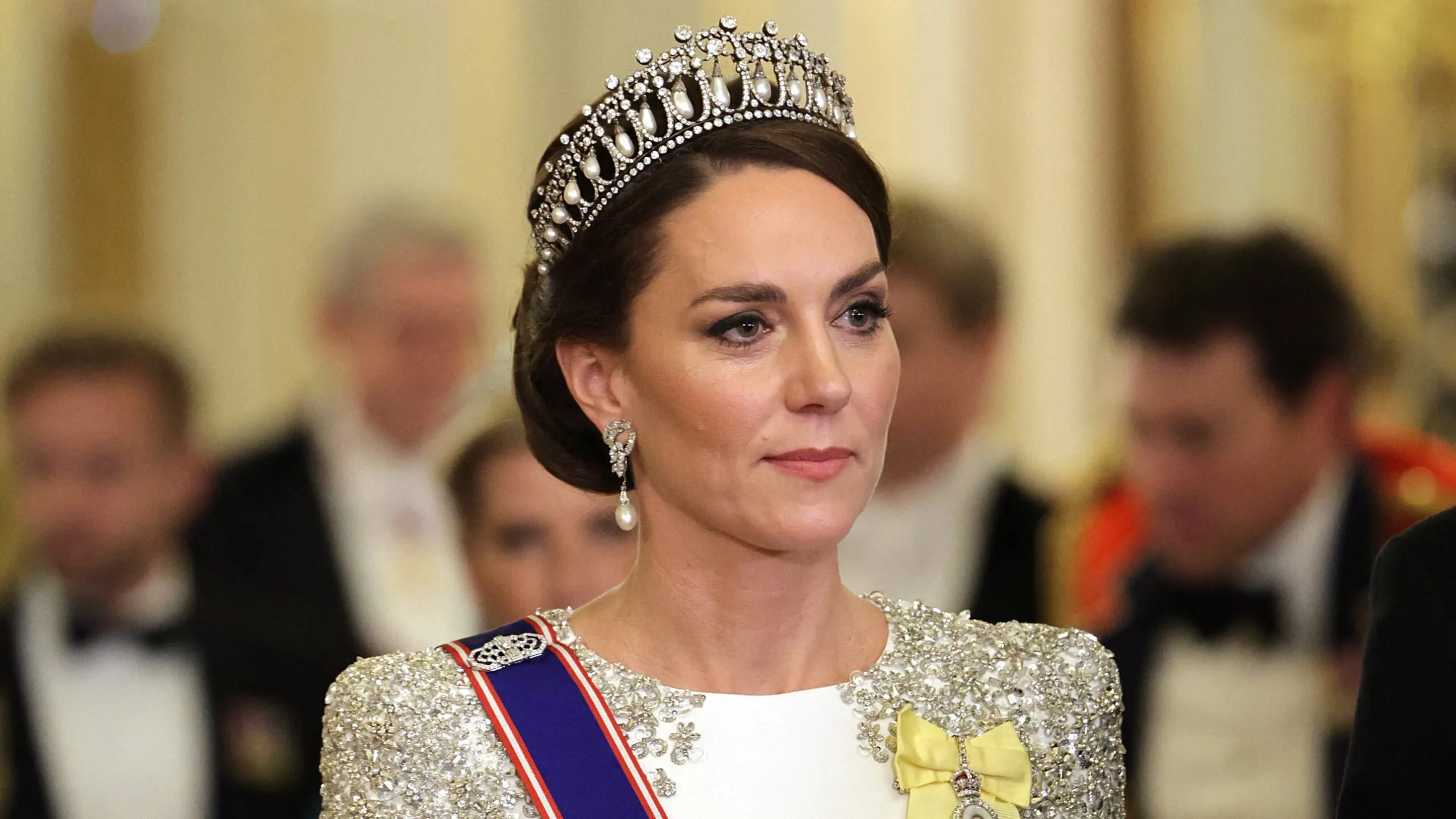 Kate Middleton, o Doamnă Albă la prima ei recepție la Palatul Buckingham în calitate de Prințesă de Țara Galilor   Vanity Fair Italia