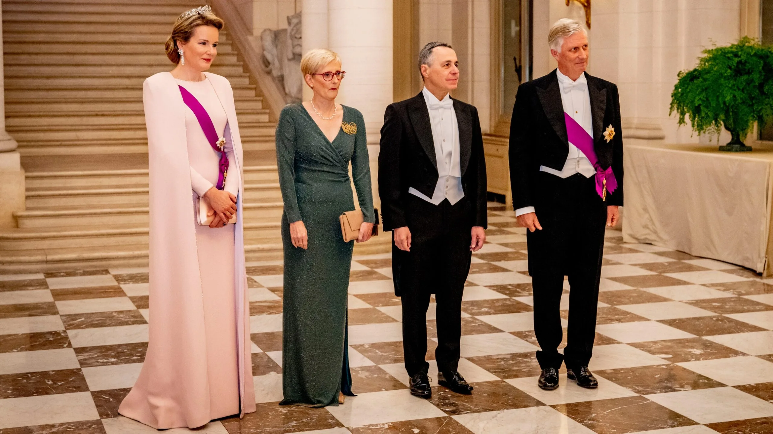 Mathilde din Belgia, rochia pelerina este o pasiune împărtășită de Kate Middleton   Vanity Fair Italia